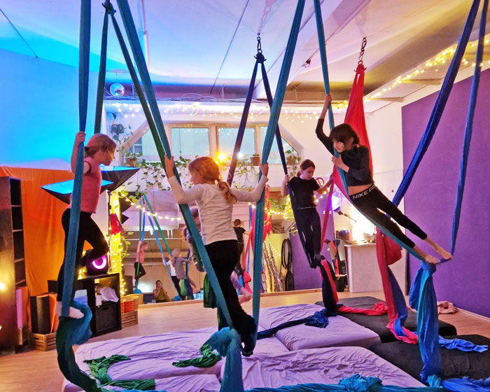 Der Boden ist Lava spielen mit Aerial Silk und Aerial Hoop im Aerial Jungle Poysdorf, Niederösterreich
