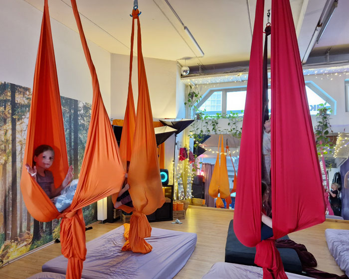 Kinder entspannen im Aerial Silk in der Kokon-Figur im Aerial Jungle Poysdorf, Niederösterreich