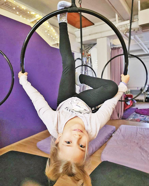 Kind turnt verkehrt am Aerial Hoop im Aerial Jungle Poysdorf, Niederösterreich